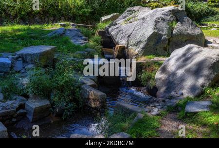 Stony Brook fließt sanft über Felsen in der Nähe der gleichnamigen Grist Mill. Stockfoto