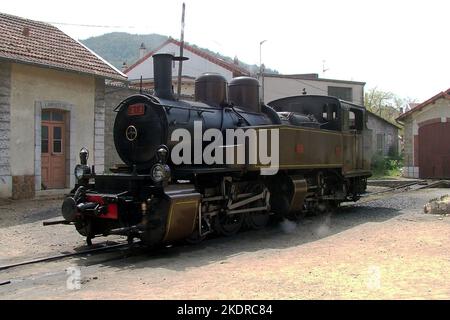 Eine prächtige alte Dampflokomotive, die sich noch in ausgezeichnetem Zustand befindet und die Zugkraft für die Touristenzüge von Vivarais bietet Stockfoto