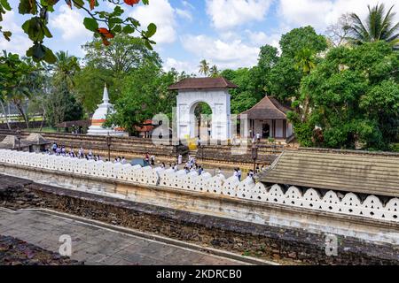 Tempel der Zahnreliquie, berühmter Tempel mit Zahnreliquie des Buddha, UNESCO-Weltkulturerbe, Kandy, Sri Lanka, Asien. Stockfoto