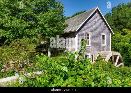 Brewster, Massachusetts, USA - 4. September 2022: Stony Brook Grist Mill und die umliegenden Gärten in Brewster, Massachusetts. Stockfoto