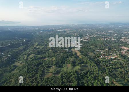 Panorama von Managua Stadt mit See Hintergrund Luftdrohne Ansicht Stockfoto