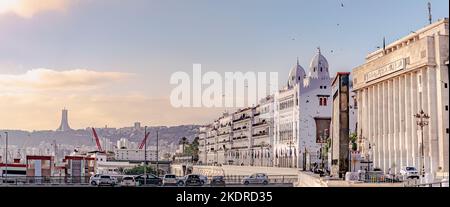 Gebäude der Volksversammlung und des Hauptquartiers von Wilaya mit fliegenden Vögeln, Flaggen der arabischen Liga und dem Denkmal des Märtyrers. Stockfoto