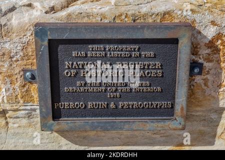 Gedenktafel an der archäologischen Stätte von Puerco Pueblo im Petrified Forest National Park, Arizona, USA Stockfoto