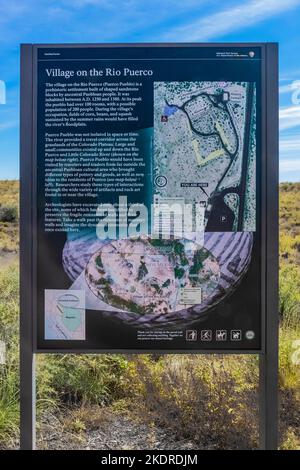 Auslegungsschild für die archäologische Stätte von Puerco Pueblo im Petrified Forest National Park, Arizona, USA [nur redaktionelle Lizenzierung] Stockfoto