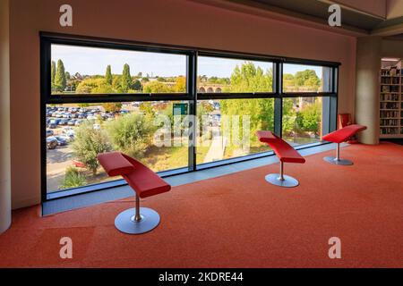 Blick von einem Fenster im oberen Stockwerk in der Hive-Bibliothek in Worcester, Worcestershire, England, Großbritannien Stockfoto