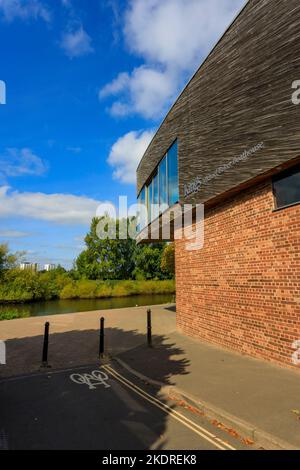 Die Kings School Michael Baker boathouse am Ufer des Flusses Severn in Worcester, Worcestershire, England, Großbritannien Stockfoto