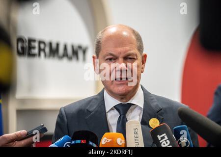 Charm El Scheich, Ägypten. 08.. November 2022. Bundeskanzler Olaf Scholz (SPD) spricht bei der UN-Weltklimakonferenz vor Reportern. In Ägypten verbringen fast 200 Länder zwei Wochen damit, zu verhandeln, wie der Kampf gegen die Klimakrise beschleunigt werden kann. Quelle: Michael Kappeler/dpa/Alamy Live News Stockfoto