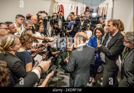 Charm El Scheich, Ägypten. 08.. November 2022. Bundeskanzler Olaf Scholz (SPD) spricht bei der UN-Weltklimakonferenz vor Reportern. In Ägypten verbringen fast 200 Länder zwei Wochen damit, zu verhandeln, wie der Kampf gegen die Klimakrise beschleunigt werden kann. Quelle: Michael Kappeler/dpa/Alamy Live News Stockfoto