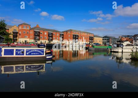 Eine bunte Sammlung von schmalen Booten und anderen im Diglis Basin auf dem Worcester & Birmingham Canal, Worcestershire, England, Großbritannien Stockfoto