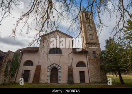 Blick auf die Abtei Santa Maria alla Croce, die im Herbst auch als Badia of Tiglieto bekannt ist, in der Nähe von Genua, Italien Stockfoto