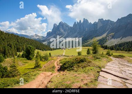 Die Geislergruppe mit Hütte Malga Brogles im Hintergrund in den Dolomiten, Südtirol, Italien. Stockfoto