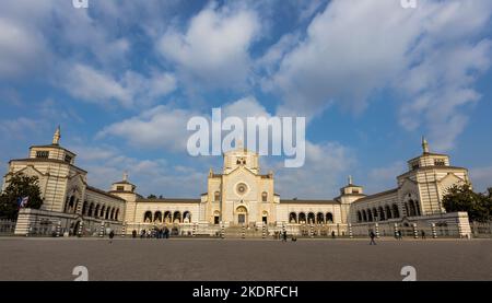 MAILAND, ITALIEN, 5. MÄRZ 2022 - Ansicht des Monumentalen Friedhofs von Mailand, vom Eingang, Italien Stockfoto