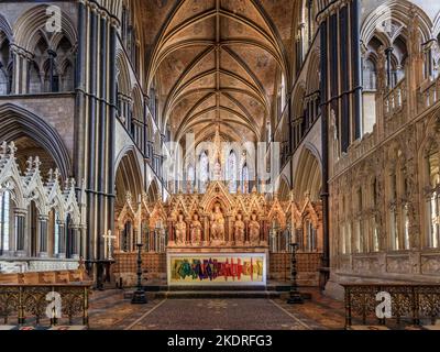 Der imposante Altar und die Architektur in der Cathedral Church of Christ and the Blessed Mary the Virgin in Worcester, Worcestershire, England, Großbritannien Stockfoto