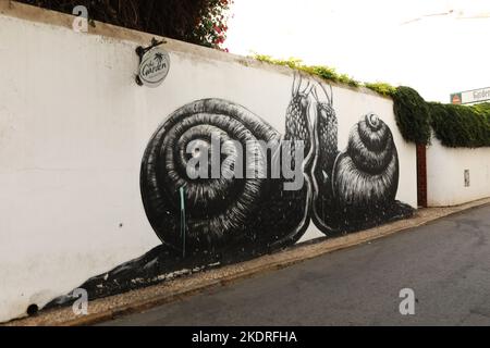 Ein Wandbild von zwei Schnecken an einer Wand in der Altstadt von Lagos, Algarve, Portugal Stockfoto