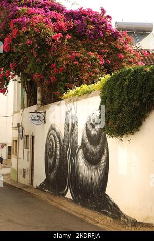 Ein Wandbild von zwei Schnecken an einer Wand in der Altstadt von Lagos, Algarve, Portugal Stockfoto