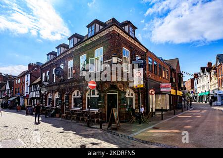 Die Außenseite des Pubs Eagle Vaults in der Friar Street, Worcester, ist mit braunen Keramikfliesen bedeckt, Worcestershire, England, Großbritannien Stockfoto