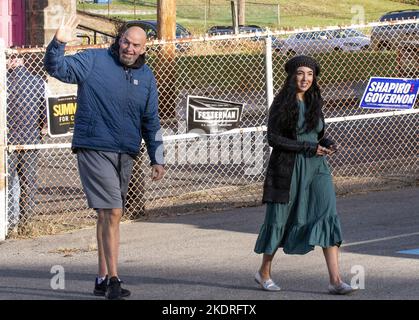 Pittsburgh, Usa. 08.. November 2022. Der demokratische Senatskandidat John Fetterman und seine Frau Gisele kommen in die New Hope Baptist Church, um am Wahltag, Dienstag, den 8. November 2022, in Braddock, Pennsylvania, abzustimmen. Foto von Archie Corper/UPI Credit: UPI/Alamy Live News Stockfoto