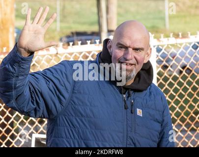 Pittsburgh, Usa. 08.. November 2022. Der demokratische Senatskandidat John Fetterman winkt, als er am 8. November 2022 in Braddock, Pennsylvania, zur Abstimmung in der New Hope Baptist Church eintrifft. Foto von Archie Corper/UPI Credit: UPI/Alamy Live News Stockfoto