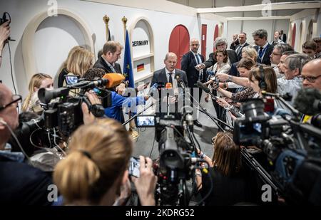 Charm El Scheich, Ägypten. 08.. November 2022. Bundeskanzler Olaf Scholz (SPD, M) spricht auf der UN-Weltklimakonferenz vor Reportern. In Ägypten verbringen fast 200 Länder zwei Wochen damit, zu verhandeln, wie der Kampf gegen die Klimakrise beschleunigt werden kann. Quelle: Michael Kappeler/dpa/Alamy Live News Stockfoto