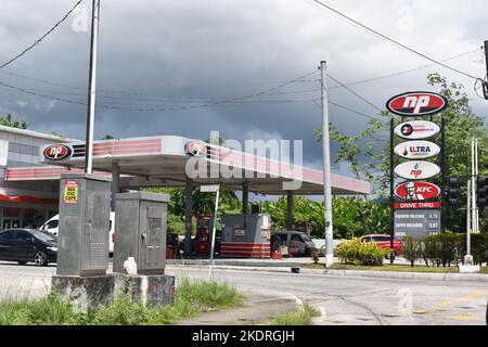 Piarco, Trinidad und Tobago - 2. Oktober 2022 - National Petroleum oder NP Tankstelle. Stockfoto