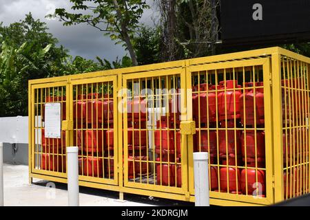 Piarco, Trinidad und Tobago - 2. Oktober 2022 - Rote Flaschen Flüssiggas (LPG) oder Kochgas an einer nationalen Erdöl- oder NP-Tankstelle. Stockfoto