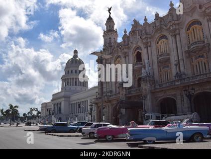 National Capitol Building und Cuban National Theatre mit Oldtimern, Havanna Kuba Stockfoto