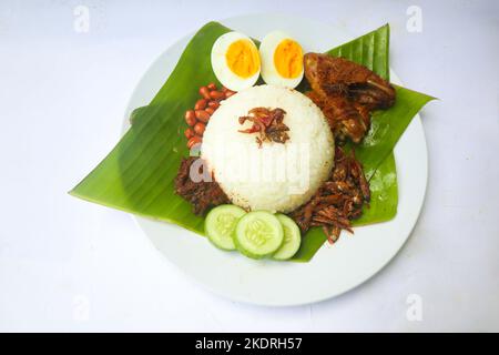 nasi Lemak, ist traditionell malaiisch gekochte Eier, Bohnen, Sardellen, Chilisauce, Gurke. Isoliert auf weißem Hintergrund Stockfoto