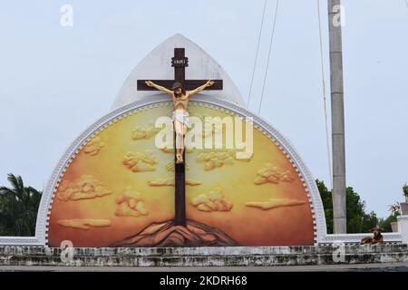 Statue von Jesus Christus gekreuzigt in der Basilika Vallarpadam, Kochi, Kerala. Stockfoto