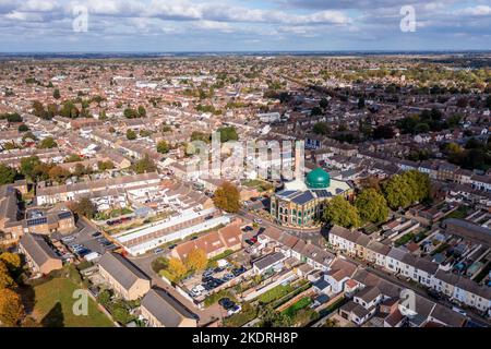 PETERBOROUGH, GROSSBRITANNIEN - 11. OKTOBER 2022. Eine Luftaufnahme der Fassade der Faizan-E-Madinah Moschee im Herzen einer muslimischen Gemeinde in Peterborough Stockfoto