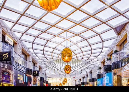 Statement-Dach am John Lewis Leeds Victoria Gate, mit 1.030 diamantförmigen Paneelen.gebogene schwarze Schaufenstern in diesem lebhaften Flagship-Store. Stockfoto