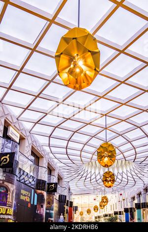 Statement-Dach am John Lewis Leeds Victoria Gate, mit 1.030 diamantförmigen Paneelen.gebogene schwarze Schaufenstern in diesem lebhaften Flagship-Store. Stockfoto