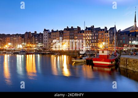 Honfleur Normandie Frankreich. Der Hafen in der Abenddämmerung Stockfoto