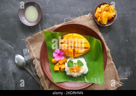 Mango Sticky Reis ist ein thailändisches Dessert aus klebrigem Reis, Mango und Kokosmilch. Stockfoto