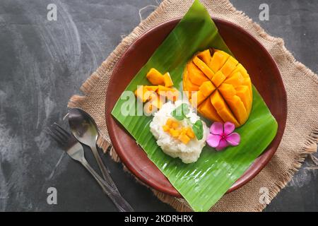 Mango Sticky Reis ist ein thailändisches Dessert aus klebrigem Reis, Mango und Kokosmilch. Stockfoto