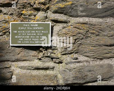 Informationstafel an der Wand der mittelalterlichen Burg Skipness, die auf das Hall-Haus verweist. Skipness, Tarbert, Argyll und Bute. Schottland Stockfoto