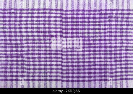 Kariertes Abstraktes Muster Stoff Picknick Tischdecke Vintage Gingham Hintergrund Kariert Textur Lila Violett Rosa. Stockfoto