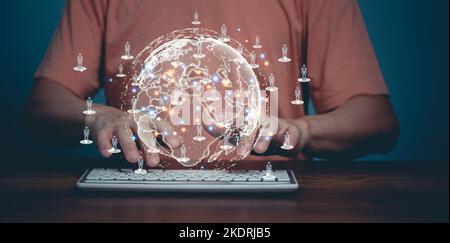 Der Mensch nutzt die Computerkommunikation mit anderen Menschen über die globale Cyberspace-Netzwerktechnologie in der Welt. Stockfoto