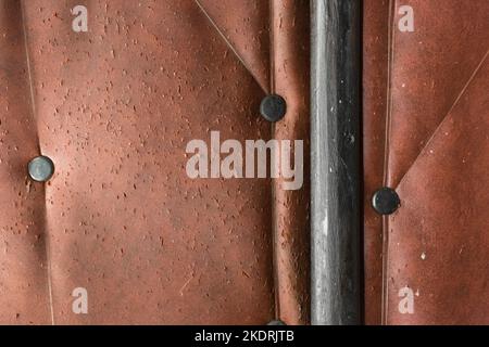 Türpolsterung mit Dermantine Vintage Möbelnagel mit dekorativem Hutelement Innenarchitektur. Stockfoto