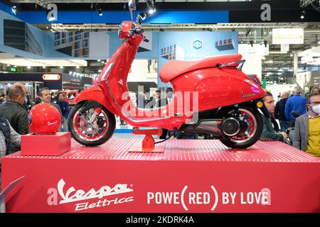 Mailand, Italien. 8. November 2022, Vespa Electric Credit: Roberto Tommasini/Alamy Live News Stockfoto