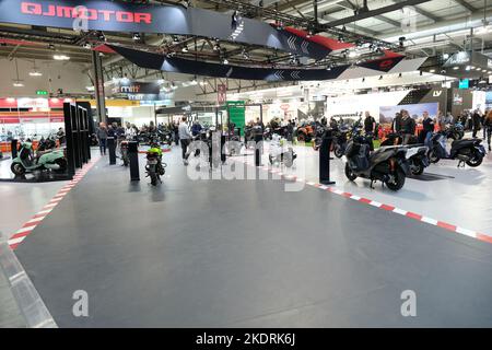 Mailand, Italien. 8. November 2022, QJ Motors Stand alla 79ma edizione di EICMA, Salone Internazionale del Ciclo e Motociclo e Accessori presso la Fiera di Milano, 8. November 2022, Milano, Italia. Quelle: Roberto Tommasini/Alamy Live News Stockfoto