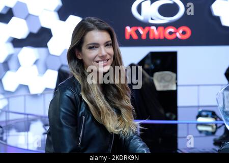 Mailand, Italien. 8. November 2022, Modell am Kymco Motorradstand Quelle: Roberto Tommasini/Alamy Live News Stockfoto