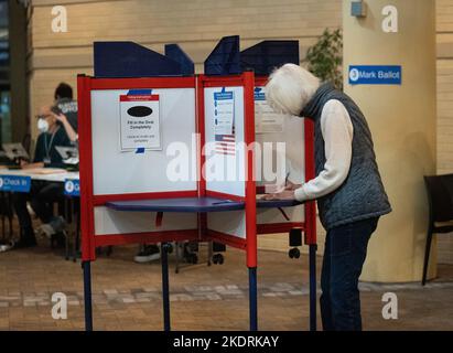 Arlington, USA. 8.. November 2022. Eine Frau füllt ihre Stimme während der Zwischenwahlen in den USA in einem Wahllokal in Arlington, Virginia, USA, am 8. November 2022 aus. Besorgte Wähler in den Vereinigten Staaten gehen am Dienstag an die Urnen, um ihre Stimmabgabe bei den Zwischenwahlen 2022 zu geben, und zwar inmitten verstärkter Parteilichkeit und Spaltung. Quelle: Liu Jie/Xinhua/Alamy Live News Stockfoto