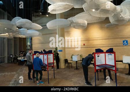 Arlington, USA. 8.. November 2022. Die Wähler füllen ihre Stimmzettel während der Zwischenwahlen in den USA in einem Wahllokal in Arlington, Virginia, USA, am 8. November 2022 aus. Besorgte Wähler in den Vereinigten Staaten gehen am Dienstag an die Urnen, um ihre Stimmabgabe bei den Zwischenwahlen 2022 zu geben, und zwar inmitten verstärkter Parteilichkeit und Spaltung. Quelle: Liu Jie/Xinhua/Alamy Live News Stockfoto