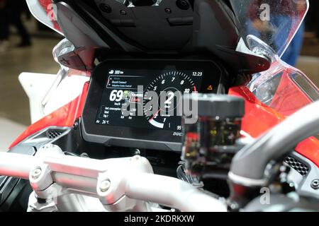 Mailand, Italien. 8. November 2022, Details von Ducati Motorrad Armaturenbrett Kredit: Roberto Tommasini/Alamy Live Nachrichten Stockfoto