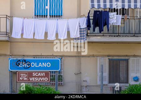 Bild einer trocknenden Kleidung auf dem Balkon eines italienischen Appartements in der Nähe der Bahngleise, aber ohne Garten. Stockfoto