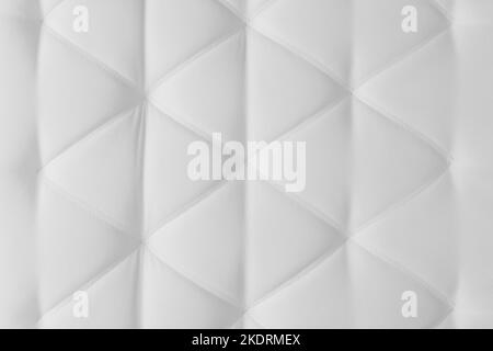 Helles weißes Leder Polsterung Sofa Muster Design Möbelstil Dekor Textur Hintergrund. Stockfoto