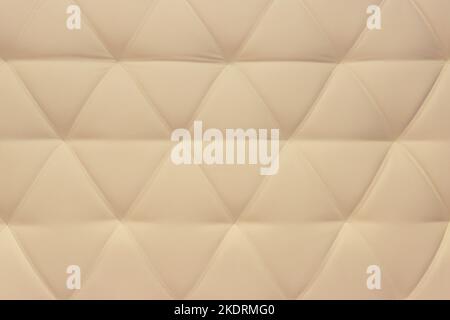 Helle cremebeige Leder Polsterung Sofa Muster Design Möbel Stil Dekor Textur Hintergrund. Stockfoto