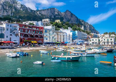 Blick auf den Haupthafen, der auf der Insel Capri, Italien, einfährt, ganz in der Nähe von Neapel und Sorrento Stockfoto