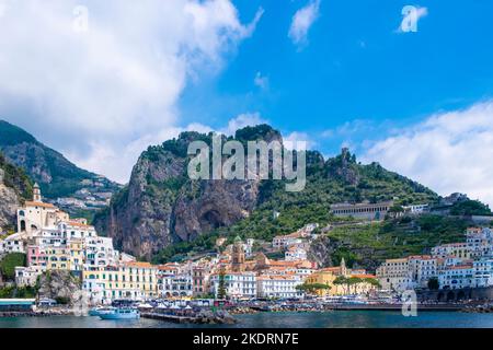 Die Stadt Amalfi an der italienischen Amalfiküste, von einem Boot aus gesehen, als sie die Stadt verlässt Stockfoto