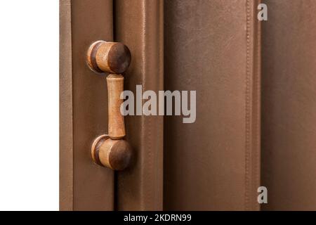 Schiebetür mit Holzgriff und Fensterläden Retro Vintage Style Brown Hintergrund innen. Stockfoto